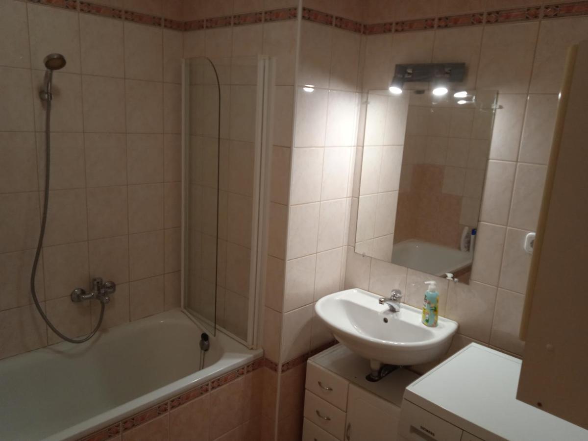 Family Apartment-Csaladias Hangulat Győr Exteriör bild